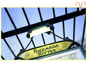 Bild "Hinweisschild "Riccarda Ritter""